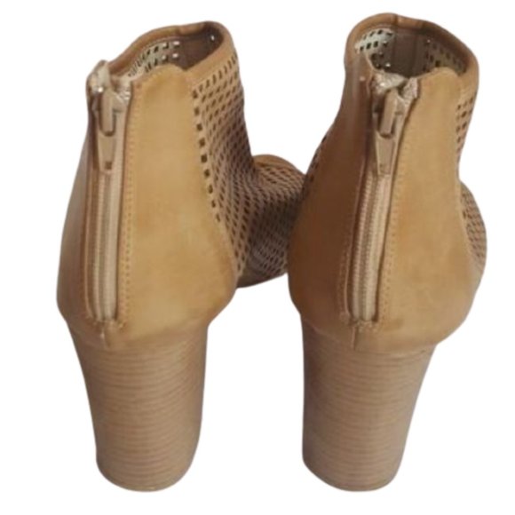 💥host pick💥 Steve Madden perforated ankle boots - Picture 4 of 7